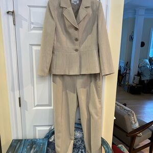 Ladies Size 10 2Piece Le Suit Light Tan Women's Suit Set Size 10 Pants GUC